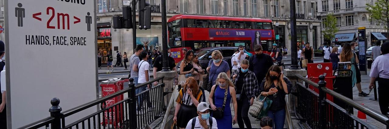 London: Am Eingang zur Underground-Station Oxford Circus werden die Menschen aufgefordert, Abstand zu halten. London: Am Eingang zur Underground-Station Oxford Circus werden die Menschen aufgefordert, Abstand zu halten.