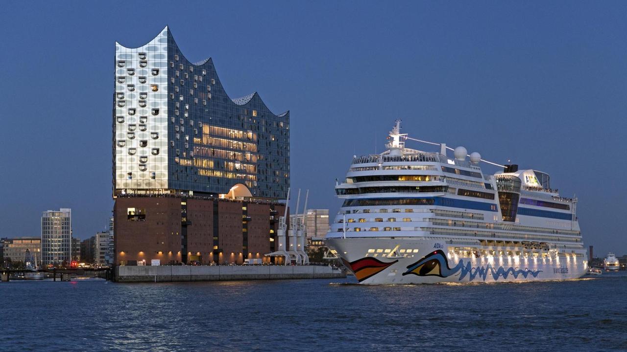Das Kreuzfahrtschiff AIDAsol vor der Hamburger Elbphilharmonie. Das Kreuzfahrtschiff AIDAsol vor der Hamburger Elbphilharmonie.