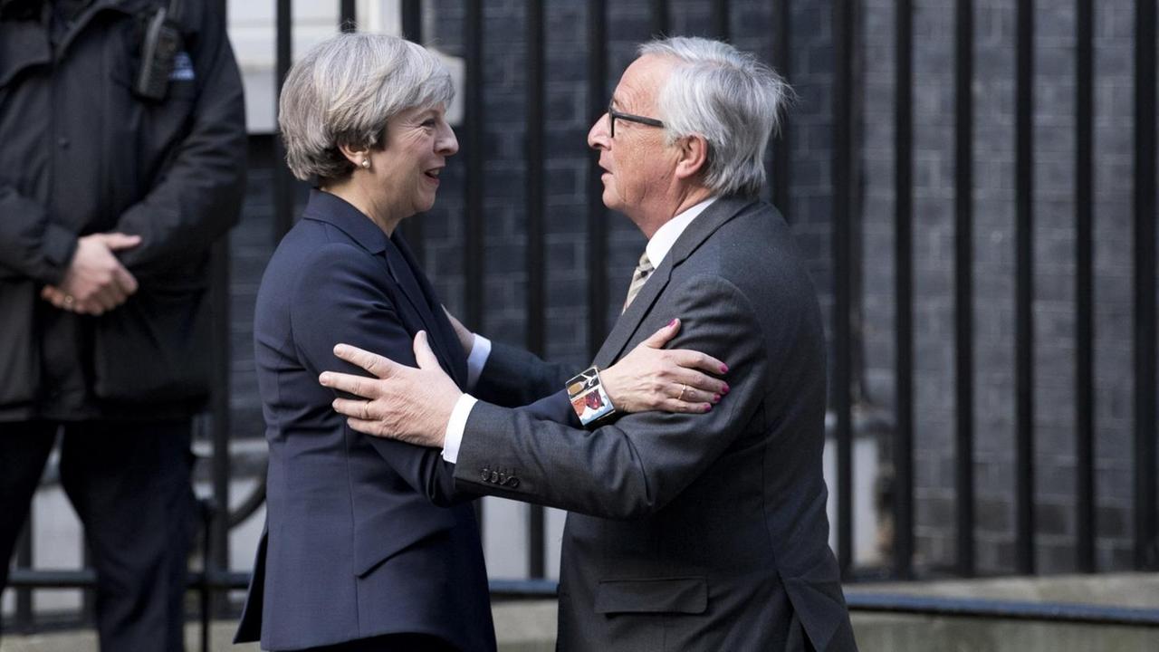 Grißbritanniens Premierministerin May begrüßt EU-Kommissionspräsident Juncker am 26. April in London Grißbritanniens Premierministerin May begrüßt EU-Kommissionspräsident Juncker am 26. April in London