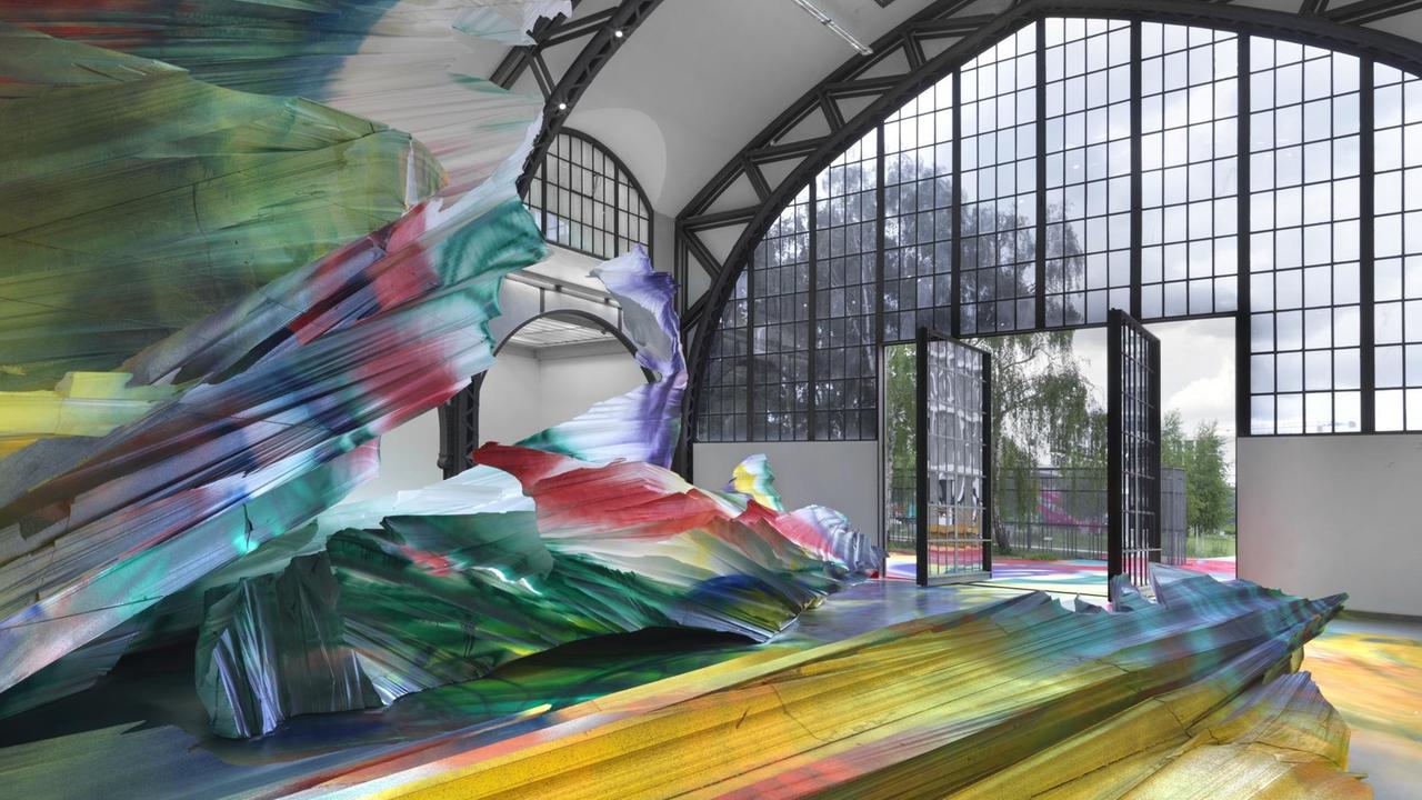 Eine Arbeit von Katharina Grosse im Hamburger Bahnhof, Berlin. Eine Arbeit von Katharina Grosse im Hamburger Bahnhof, Berlin.