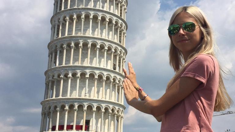 Die Schülerin Alena Ehlers im Urlaub vor dem schiefen Turm von Pisa