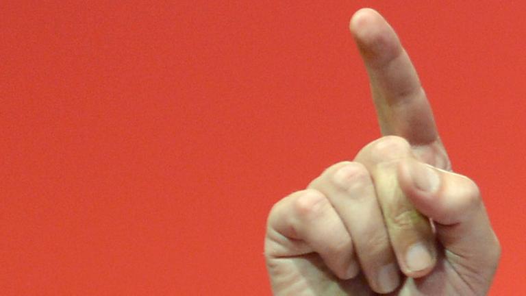 Ein erhobener Zeigefinger Ein erhobener Zeigefinger
