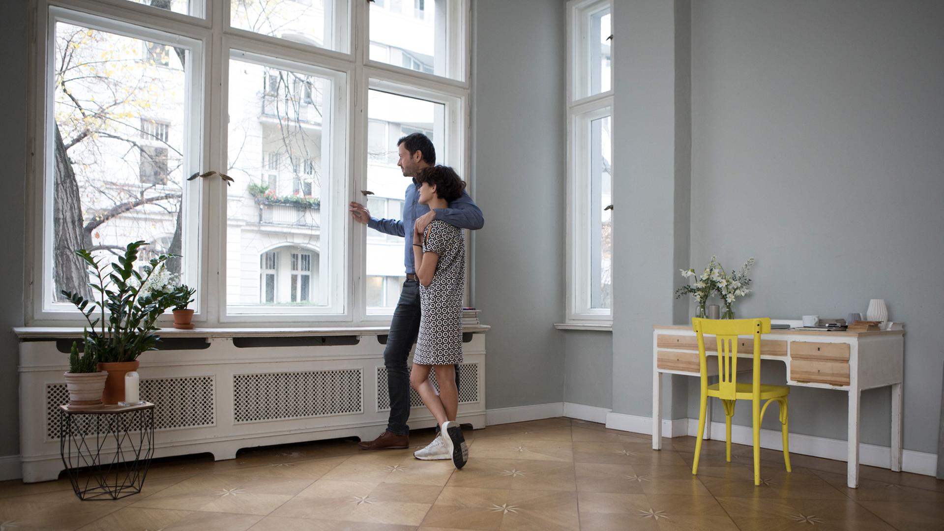 Im Mittelpunkt der Geschichte steht ein Paar, das sich eine Wohnung gekauft hat, die manchmal wie eine Fessel wirkt. Im Mittelpunkt der Geschichte steht ein Paar, das sich eine Wohnung gekauft hat, die manchmal wie eine Fessel wirkt.