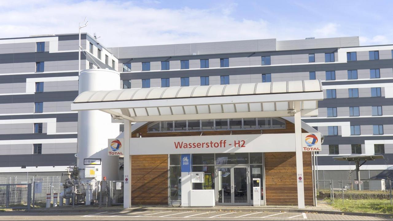 Tankstelle für Wasserstoff H2 in Berlin. Tankstelle für Wasserstoff H2 in Berlin.