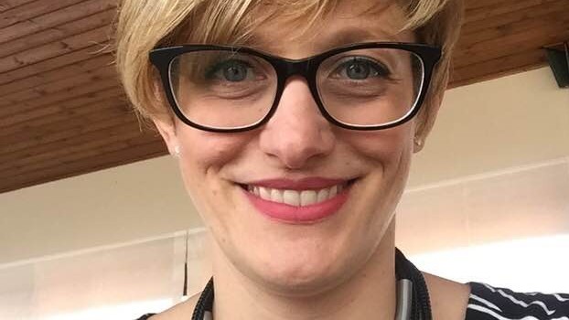 Eine Nahaufnahme zeigt die Philosophin Cinzia Arruza. Sie trägt eine Brille und lächelt. Eine Nahaufnahme zeigt die Philosophin Cinzia Arruza. Sie trägt eine Brille und lächelt.