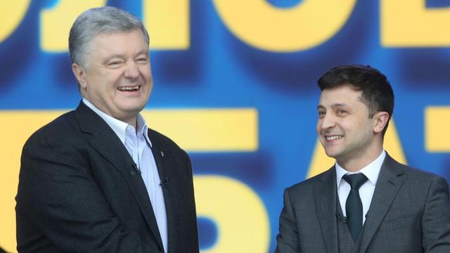 Petro Poroschenko und Wolodymyr Selenskyj geben sich die Hand.