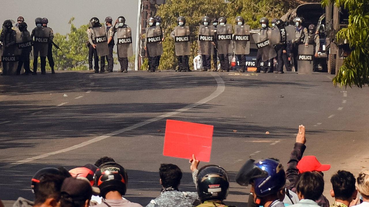 In Bago in Myanmar stehen sich am 8. März 2021 Polizei und Demonstranten auf einer Straße gegenüber. In Bago in Myanmar stehen sich am 8. März 2021 Polizei und Demonstranten auf einer Straße gegenüber.