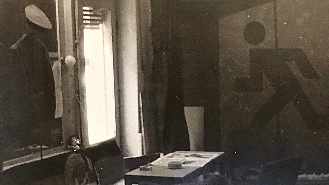 Schwarz-Weiß-Aufnahme mit Blick auf einen Tisch mit Aschenbecher. Schwarz-Weiß-Aufnahme mit Blick auf einen Tisch mit Aschenbecher.