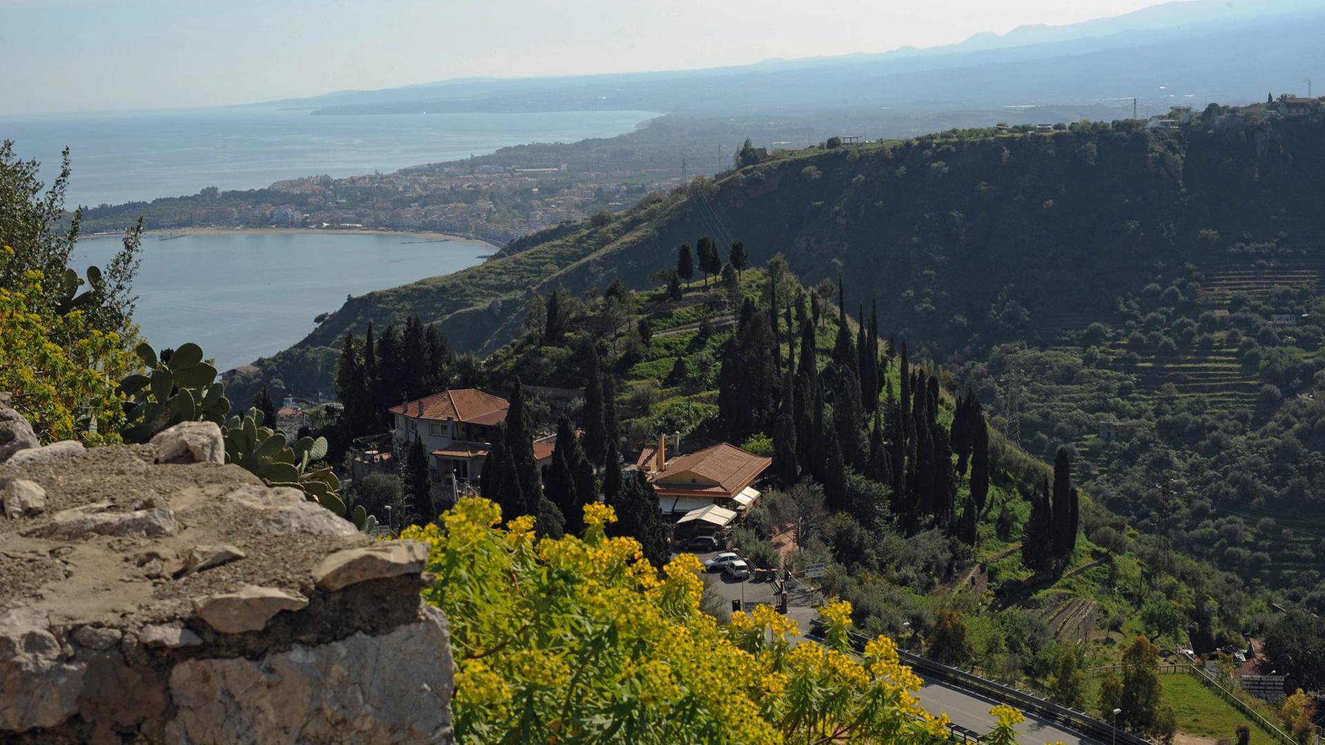 Blick von Taormina - einem malerischen Ort an der Ostküste Siziliens - auf eine Meeresbucht. Blick von Taormina - einem malerischen Ort an der Ostküste Siziliens - auf eine Meeresbucht.