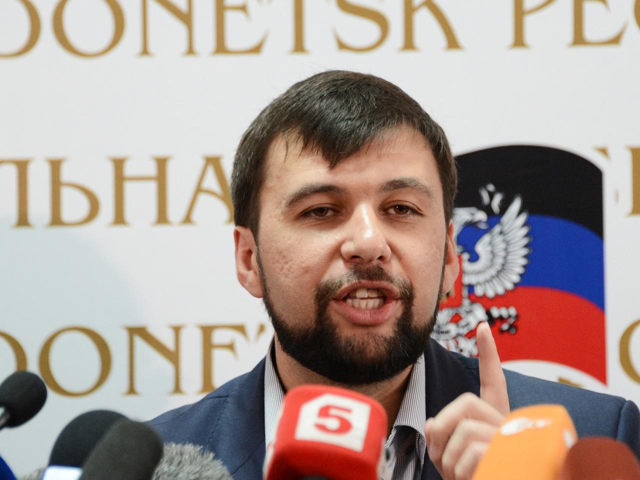 Separatisten-Anführer Denis Puschilin gibt in Donezk eine Pressekonferenz und spricht in die Mikrofone der Journalisten.