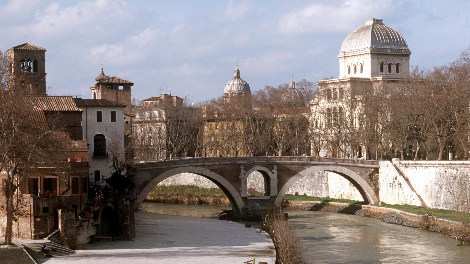 Blick auf die historische Steinbrücke Ponte Fabricio aus dem 1. Jahrhundert vor Christus über den Tiber zur Tiberinsel