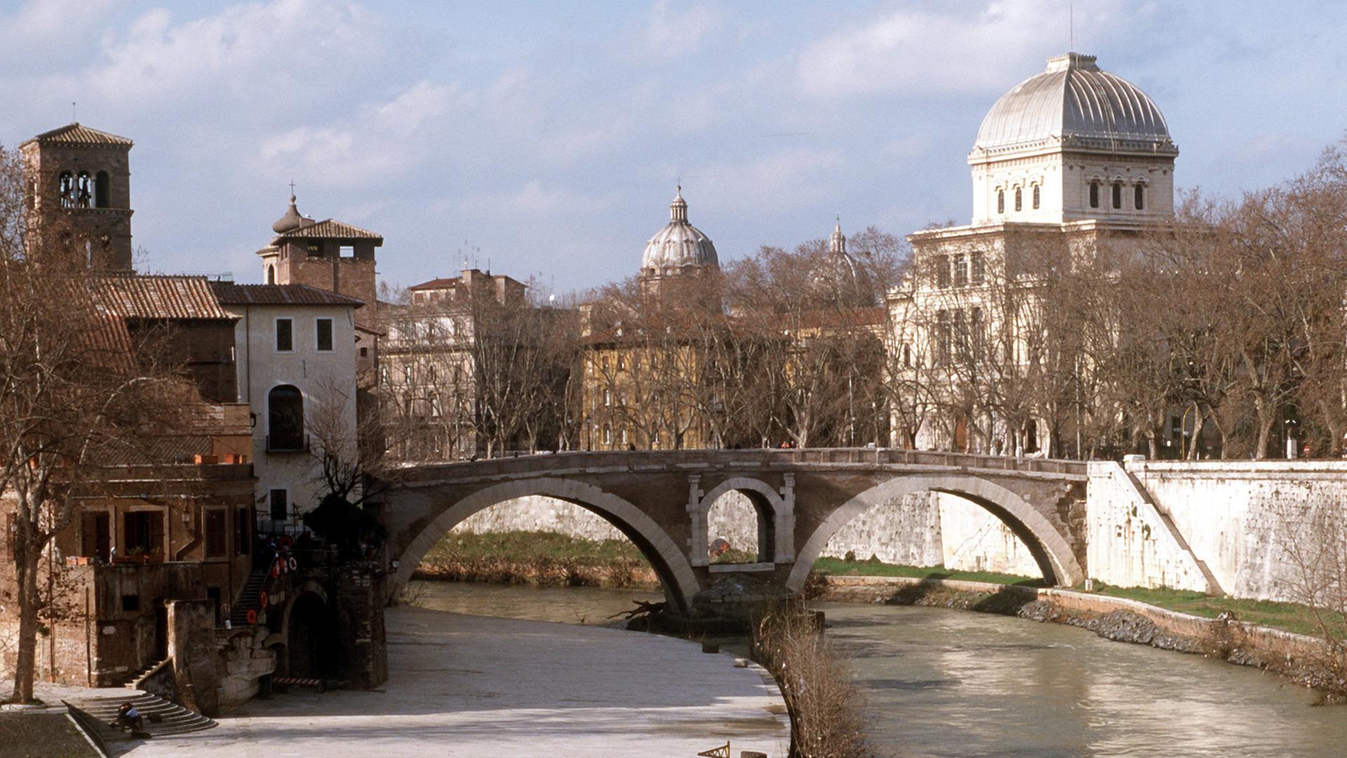 Blick auf die historische Steinbrücke Ponte Fabricio aus dem 1. Jahrhundert vor Christus über den Tiber zur Tiberinsel Blick auf die historische Steinbrücke Ponte Fabricio aus dem 1. Jahrhundert vor Christus über den Tiber zur Tiberinsel