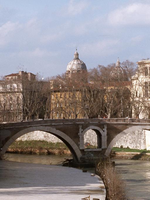 Blick auf die historische Steinbrücke Ponte Fabricio aus dem 1. Jahrhundert vor Christus über den Tiber zur Tiberinsel