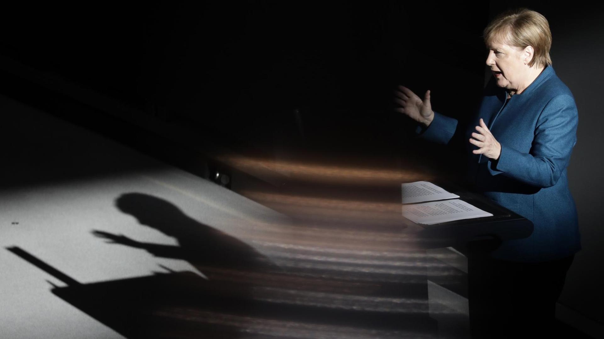 Bundeskanzlerin Angela Merkel (CDU) gibt bei der Plenarsitzung im Deutschen Bundestag eine Regierungserklärung zum EU-Gipfel in Brüssel ab und wirft einen Schatten. Bundeskanzlerin Angela Merkel (CDU) gibt bei der Plenarsitzung im Deutschen Bundestag eine Regierungserklärung zum EU-Gipfel in Brüssel ab und wirft einen Schatten.