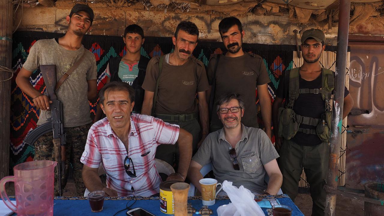 Autor Alexander Bühler und sein Fahrer am kurdischen Checkpoint Autor Alexander Bühler und sein Fahrer am kurdischen Checkpoint