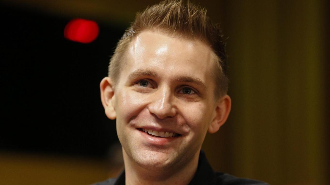 Der Datenschutzaktivist Max Schrems lacht in die Kamera. Der Datenschutzaktivist Max Schrems lacht in die Kamera.