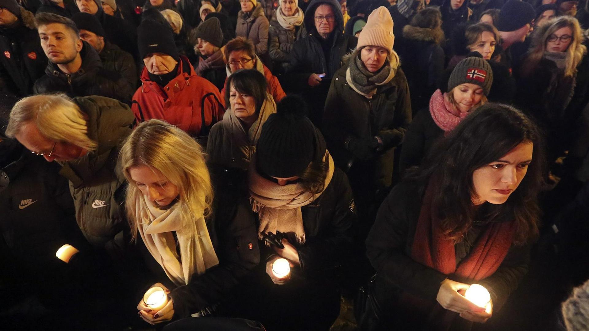 Warschau: Menschen nehmen an einem Gedenkmarsch für den verstorbenen Bürgermeister von Danzig, Adamowicz, teil.
