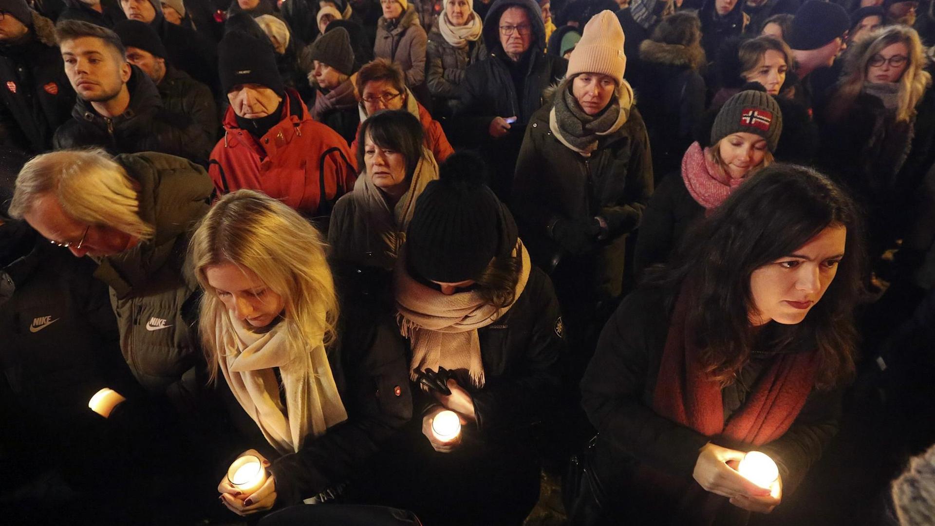 Warschau: Menschen nehmen an einem Gedenkmarsch für den verstorbenen Bürgermeister von Danzig, Adamowicz, teil. Warschau: Menschen nehmen an einem Gedenkmarsch für den verstorbenen Bürgermeister von Danzig, Adamowicz, teil.