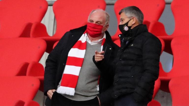 Präsident Herbert Hainer vom FC Bayern München mit Uli Hoeneß auf der Tribüne der Münchner Arena Präsident Herbert Hainer vom FC Bayern München mit Uli Hoeneß auf der Tribüne der Münchner Arena