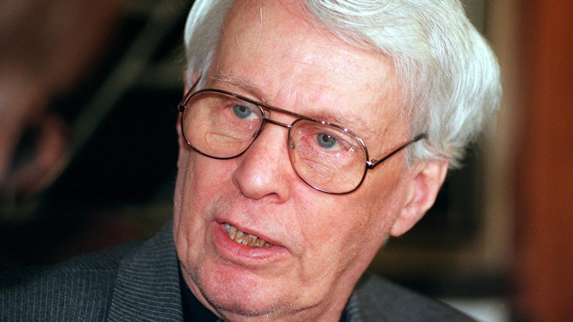 Der Schriftsteller Stephan Hermlin (hier auf einem Archivfoto von 1995). Hermlin starb 1997. Der Schriftsteller Stephan Hermlin (hier auf einem Archivfoto von 1995). Hermlin starb 1997.