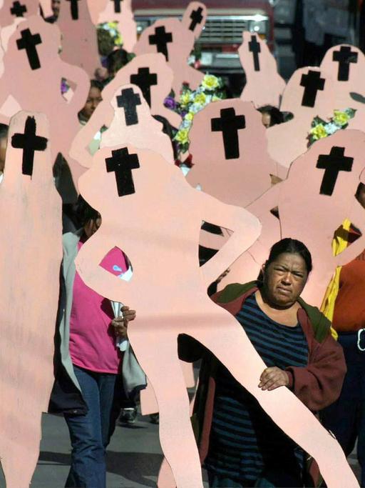 Angehörige demonstrieren am 25.11.2003 mit Pappfiguren als Symbole für die getöteten Frauen in Ciudad Juarez. Die mexikanische Grenzstadt Ciudad Juárez erlangte international Berühmtheit - zwischen 993 und 2007 wurden hier 393 Frauen ermordet. "Welthauptstadt der Frauenmorde" ist deshalb das Image, das der Stadt weltweit anhängt.