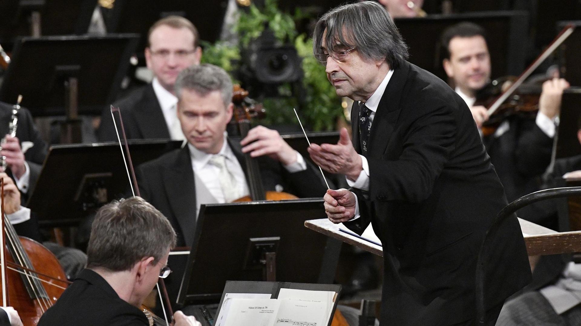 Der italienische Dirigent Riccardo Muti während des Neujahrskonzerts der Wiener Philharmoniker. Der italienische Dirigent Riccardo Muti während des Neujahrskonzerts der Wiener Philharmoniker.