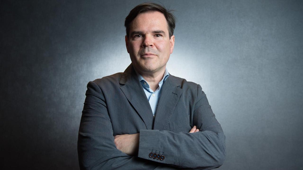 Der Schriftsteller Uwe Tellkamp, aufgenommen am 24. Mai 2017 mit verschränkten Armen in Dresden am Rande einer Pressekonferenz. Der Schriftsteller Uwe Tellkamp, aufgenommen am 24. Mai 2017 mit verschränkten Armen in Dresden am Rande einer Pressekonferenz.