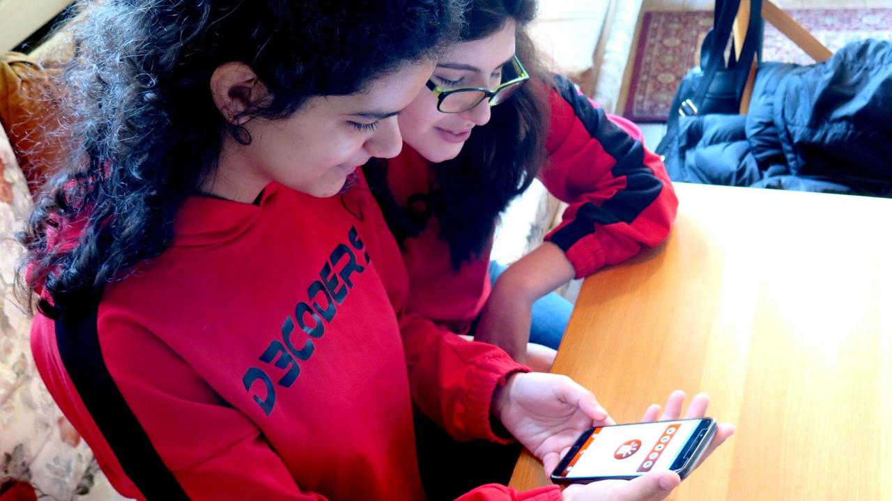 Dea Rrozhani und Jonada Shukarasi, beide 16, Entwicklerinnen der App "Entdecke deine Stimme" gegen häusliche Gewalt Dea Rrozhani und Jonada Shukarasi, beide 16, Entwicklerinnen der App "Entdecke deine Stimme" gegen häusliche Gewalt
