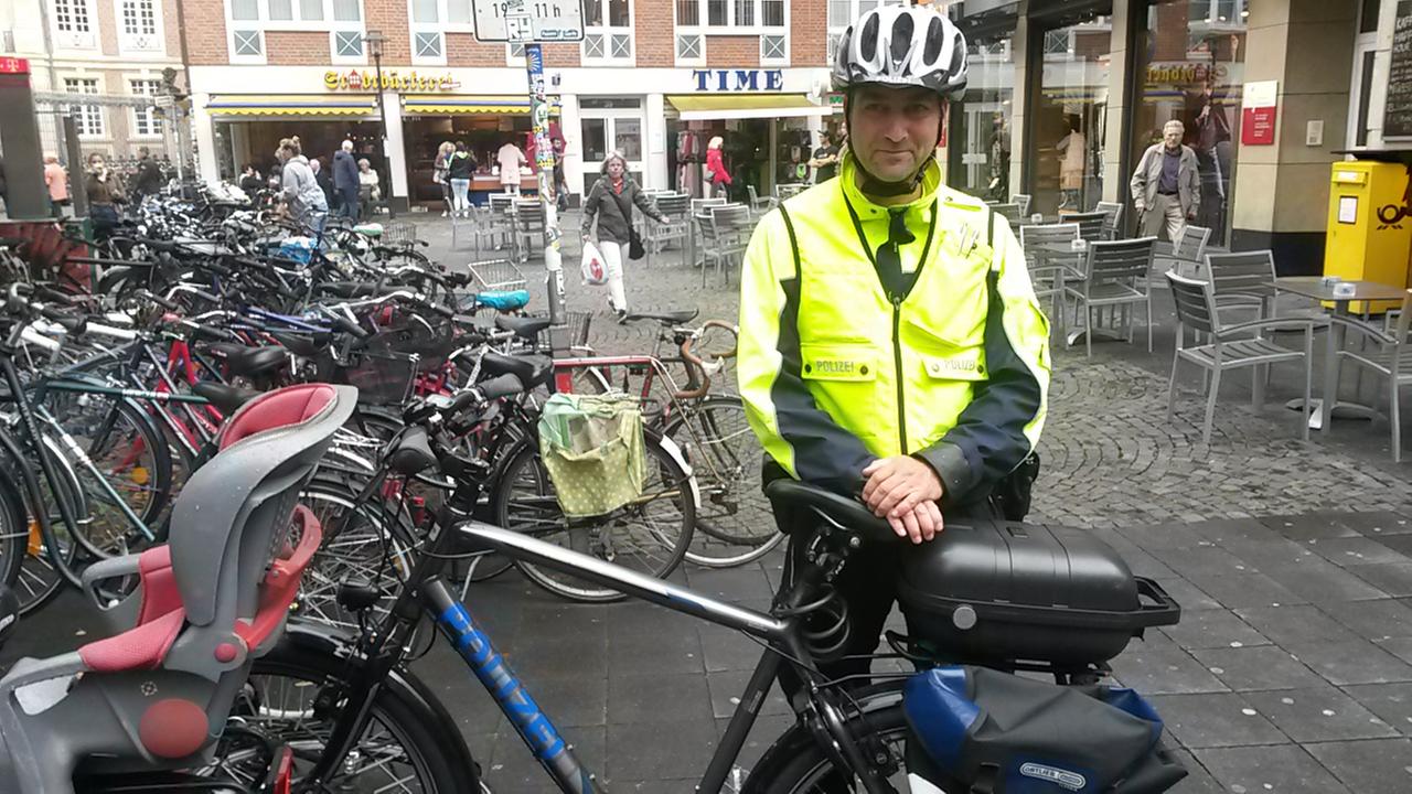 Fahrradstreife: Polizist Carsten Pollert mit seinem Dienst-Mountainbike Fahrradstreife: Polizist Carsten Pollert mit seinem Dienst-Mountainbike