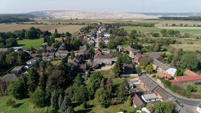 Blick von einer Drohne auf Morschenich: Das Dorf am Hambacher Forst (rechts im Bild). Der Tagebau Hambach ist schon nahe an das Dorf herangerückt.