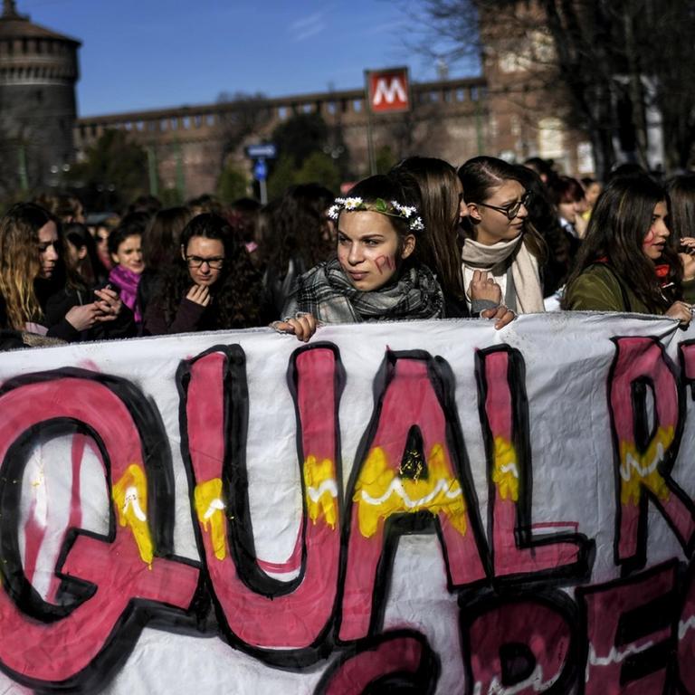  Im Rahmen des Internationalen Frauentages am 8. März 2018 in Mailand nehmen junge Frauen am Frauenmarsch gegen Gewalt teil