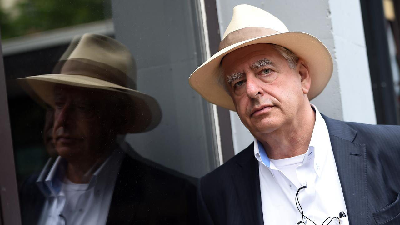 Der südafrikanische Künstler William Kentridge posiert am Rande der Pressekonferenz für das Festival "Foreign Affairs". Der südafrikanische Künstler William Kentridge posiert am Rande der Pressekonferenz für das Festival "Foreign Affairs".