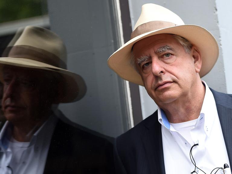 Der südafrikanische Künstler William Kentridge posiert am 04.07.2016 in Berlin beim Haus der Berliner Festspiele am Rande der Pressekonferenz für das internationale Performing Arts Festival Foreign Affairs.