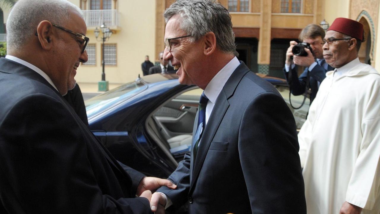 Marokkos Premierminister Abdelilah Benkirane begrüßt Bundesinnenminister Thomas de Maizière in Rabat Marokkos Premierminister Abdelilah Benkirane begrüßt Bundesinnenminister Thomas de Maizière in Rabat