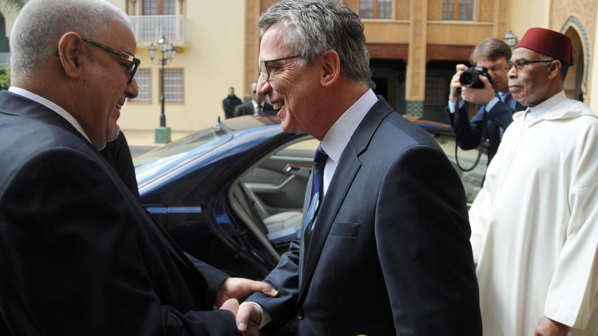 Marokkos Premierminister Abdelilah Benkirane begrüßt Bundesinnenminister Thomas de Maizière in Rabat