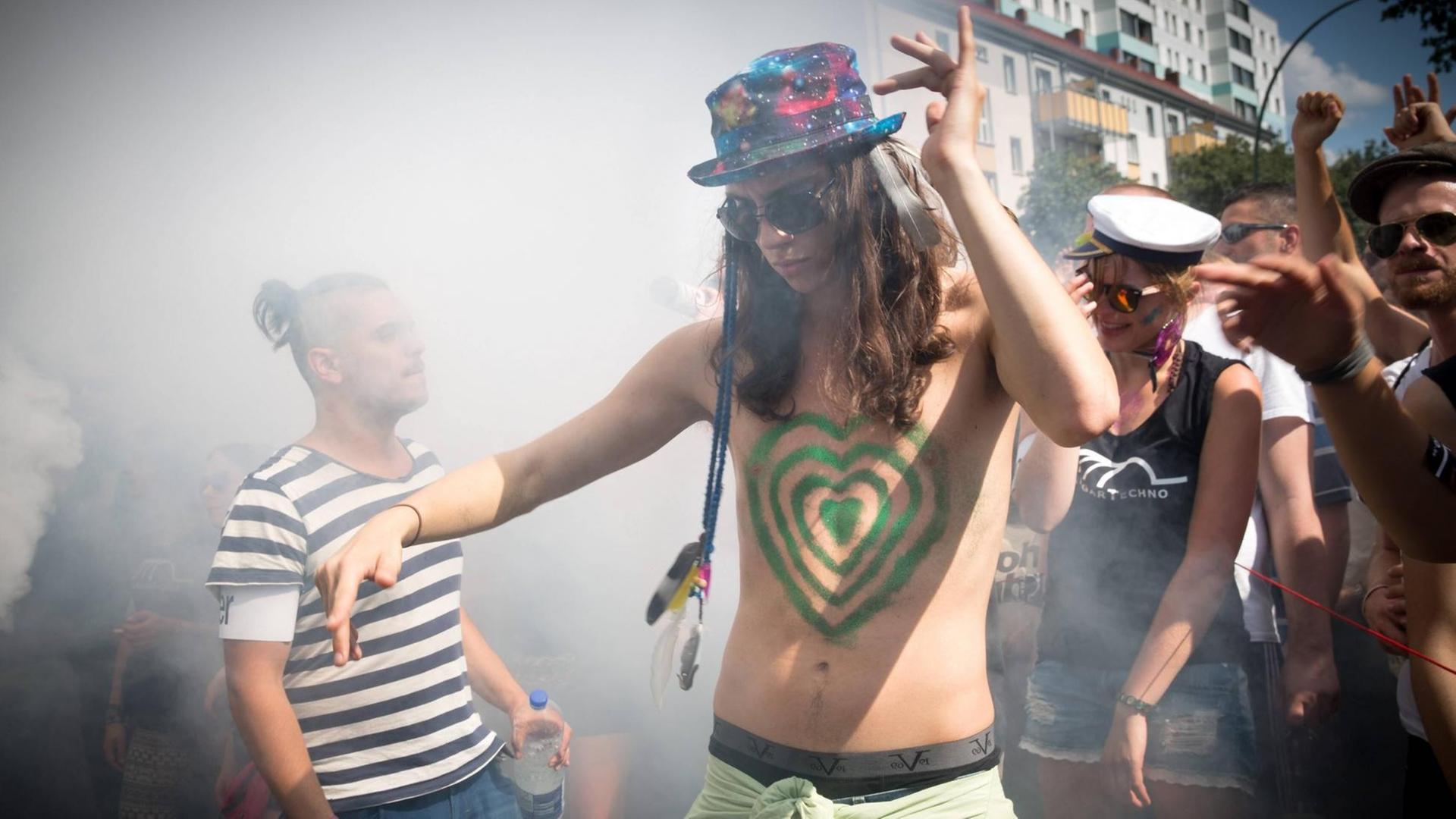Teilnehmer tanzen auf der Techno-Parade "Zug der Liebe" in Berlin
