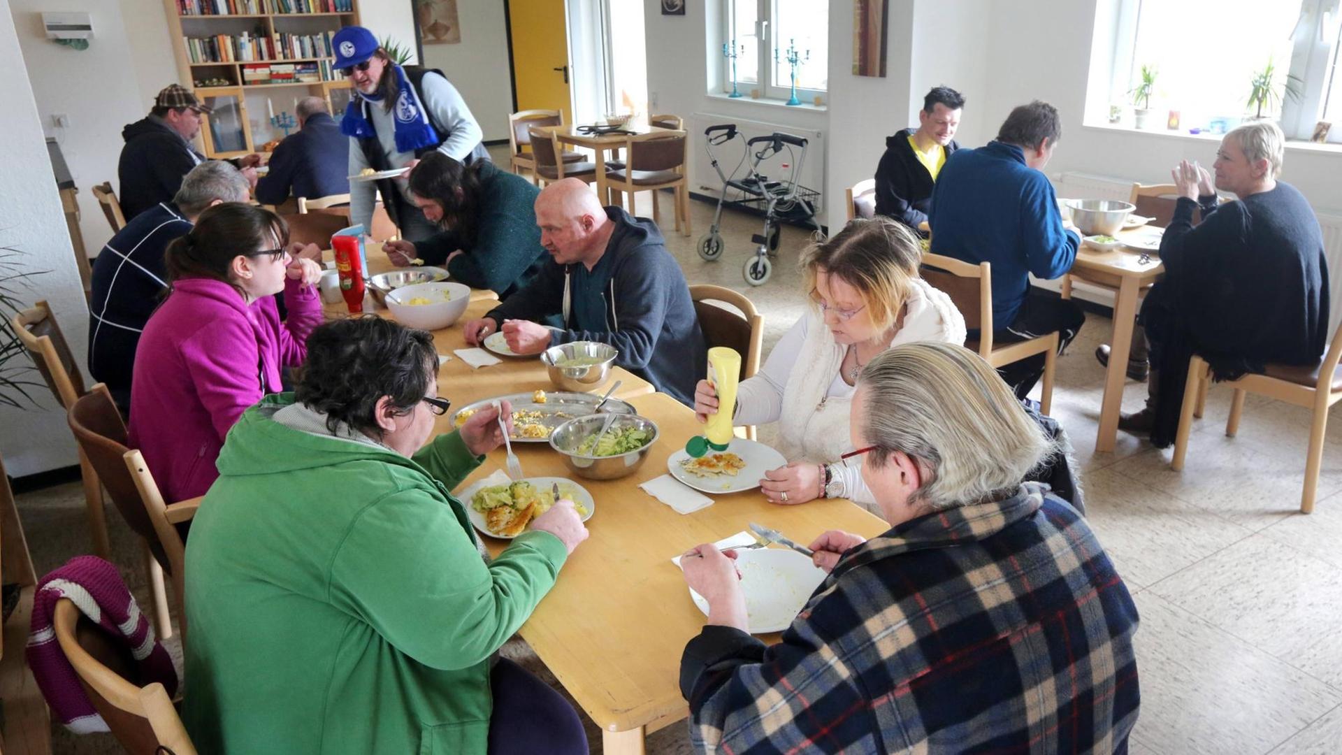 Gemeinsames Mittagessen der Bewohner im bundsesweit ersten Wohnheim für alternde Drogenabhängige in Unna (Nordrhein-Westfalen, Foto vom 13.3.2015). Gemeinsames Mittagessen der Bewohner im bundsesweit ersten Wohnheim für alternde Drogenabhängige in Unna (Nordrhein-Westfalen, Foto vom 13.3.2015).