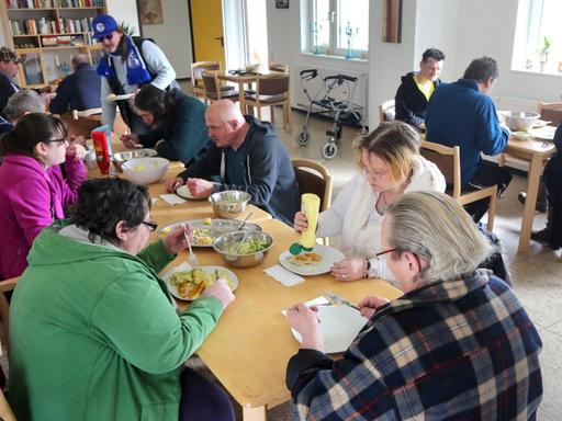Gemeinsames Mittagessen der Bewohner im bundsesweit ersten Wohnheim für alternde Drogenabhängige in Unna (Nordrhein-Westfalen, Foto vom 13.3.2015).