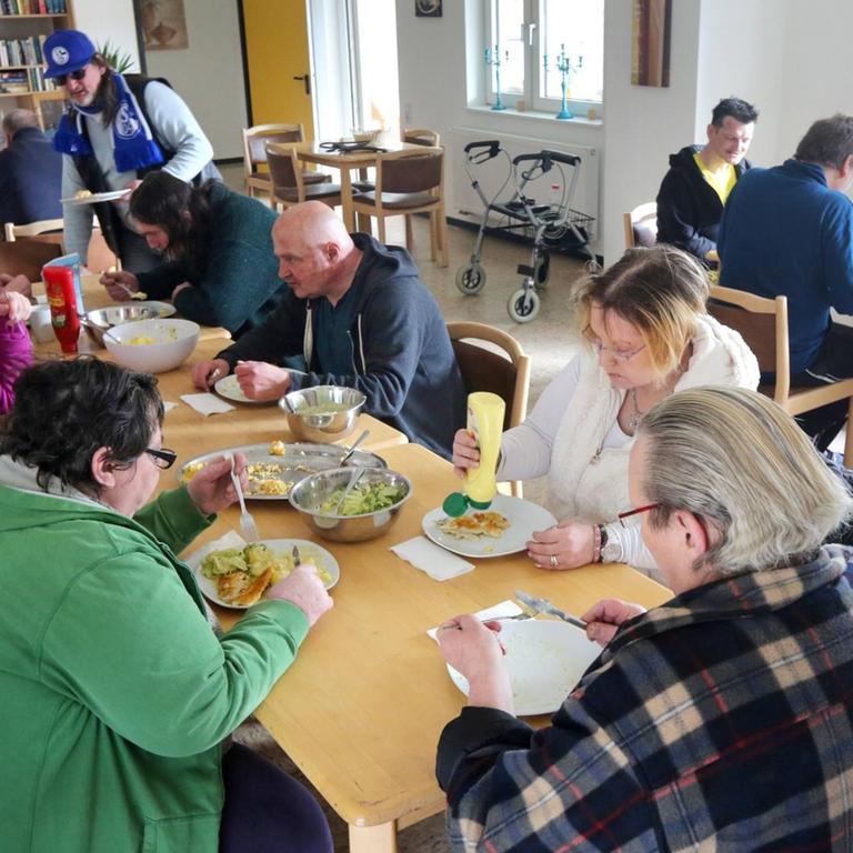 Gemeinsames Mittagessen der Bewohner im bundsesweit ersten Wohnheim für alternde Drogenabhängige in Unna (Nordrhein-Westfalen, Foto vom 13.3.2015). 