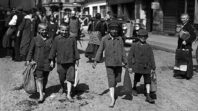 Willy Römer: Berliner Jungs auf der Suche nach Lebensmitteln, 1919 Willy Römer: Berliner Jungs auf der Suche nach Lebensmitteln, 1919