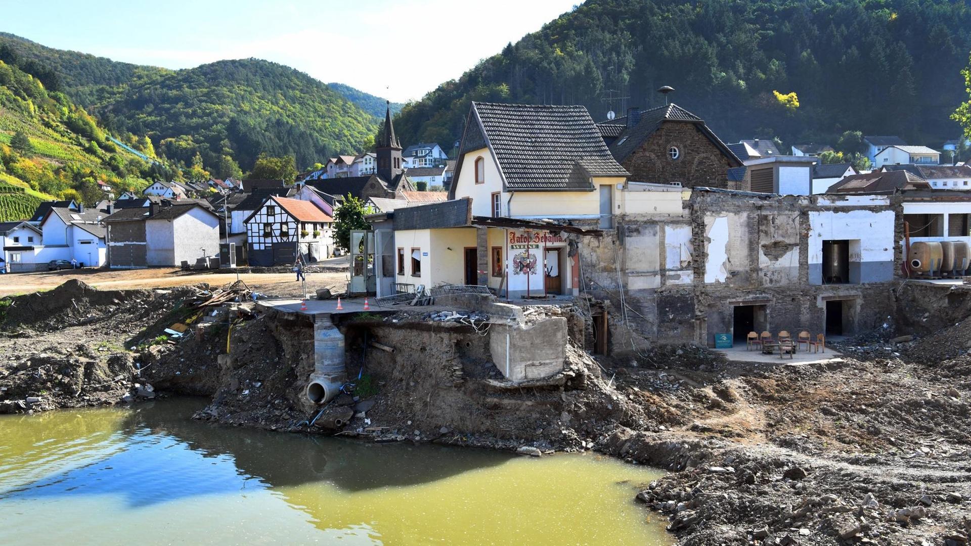 Hochwasser-Katastrophe an der Ahr in Deutschland. Zerstörtes Haus in Dernau, 08.10.2021. Hochwasser-Katastrophe an der Ahr in Deutschland. Zerstörtes Haus in Dernau, 08.10.2021.