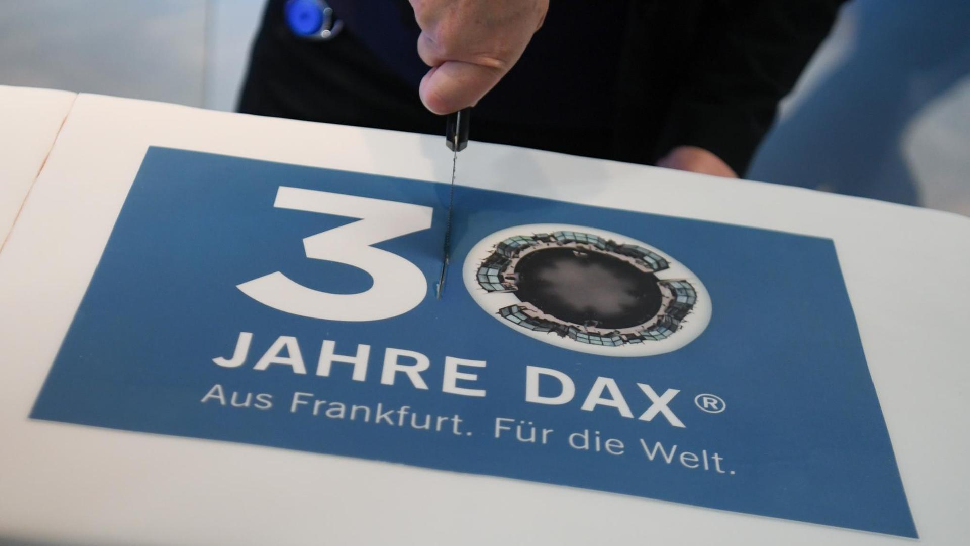 Eine Torte wird im Handelssaal der Frankfurter Wertpapierbörse anlässlich der Feier zu 30 Jahre Dax angeschnitten Eine Torte wird im Handelssaal der Frankfurter Wertpapierbörse anlässlich der Feier zu 30 Jahre Dax angeschnitten