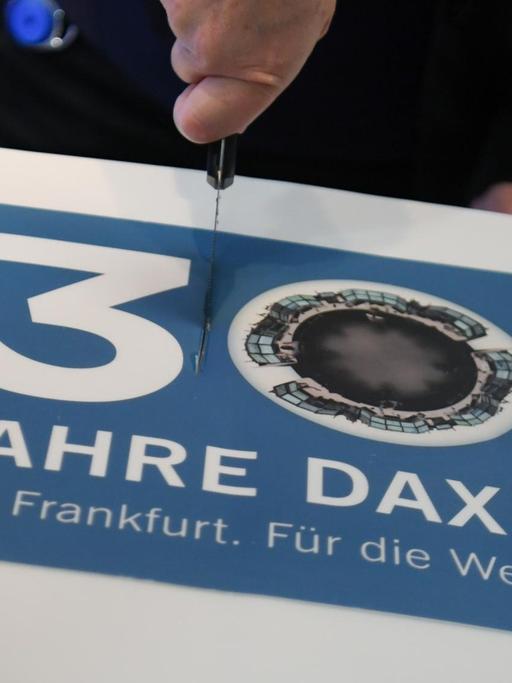 Eine Torte wird im Handelssaal der Frankfurter Wertpapierbörse anlässlich der Feier zu 30 Jahre Dax angeschnitten