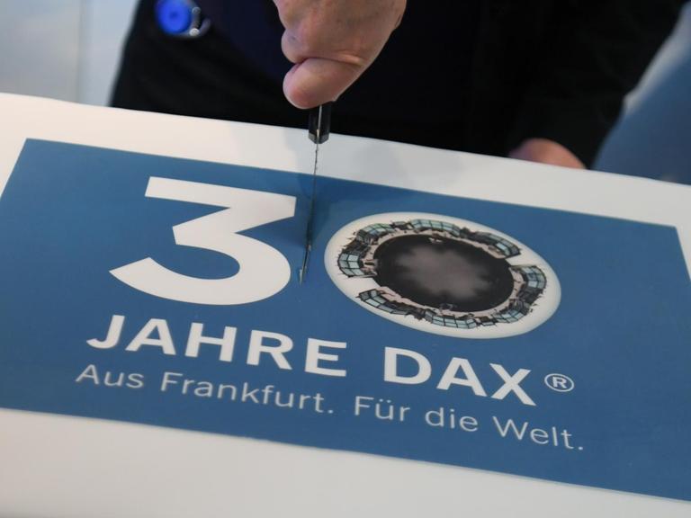 Eine Torte wird im Handelssaal der Frankfurter Wertpapierbörse anlässlich der Feier zu 30 Jahre Dax angeschnitten
