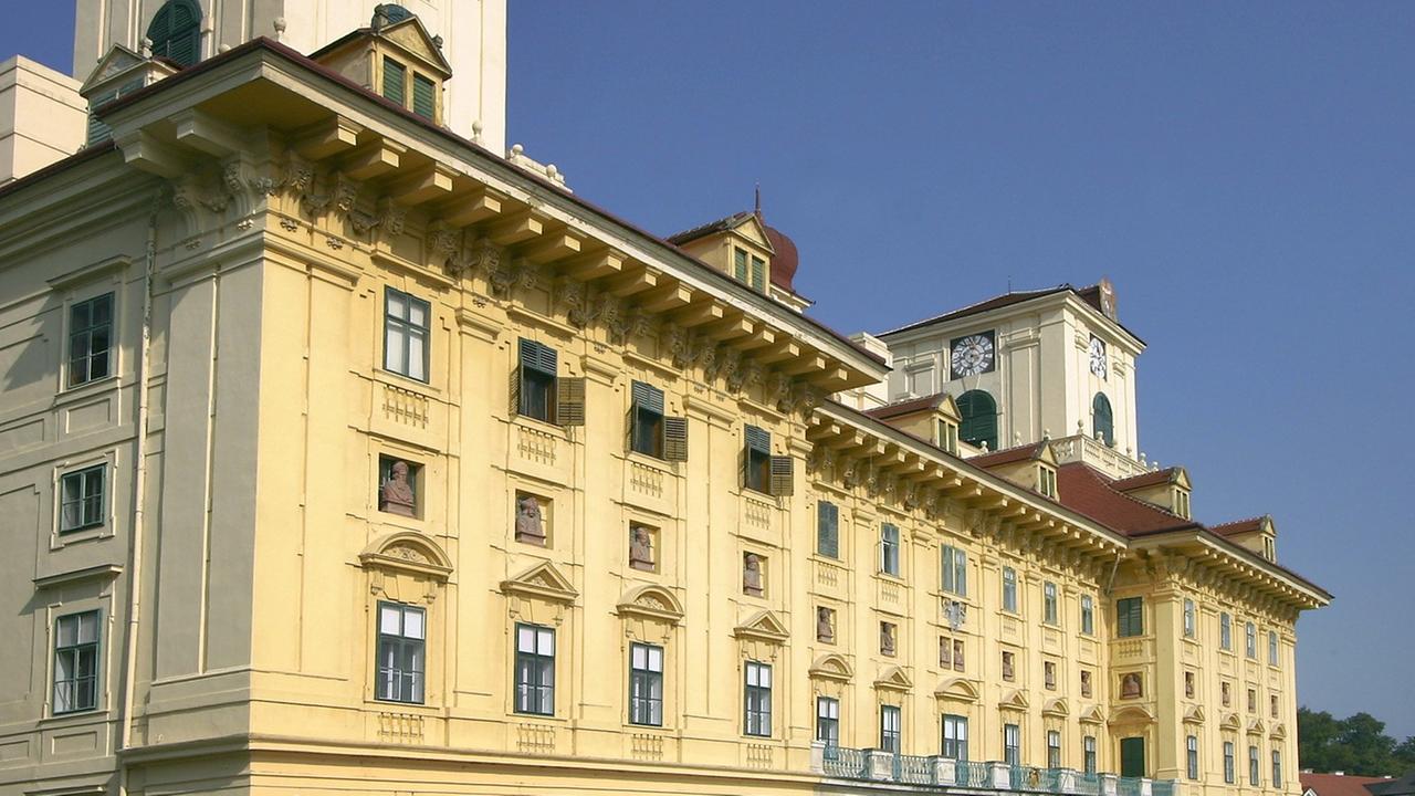 Schloss Esterhazy in Eisenstadt im österreichischen Burgenland. Hier hat Joseph Haydn den größten Teil seiner mehr als 1000 Werke komponiert. Schloss Esterhazy in Eisenstadt im österreichischen Burgenland. Hier hat Joseph Haydn den größten Teil seiner mehr als 1000 Werke komponiert.