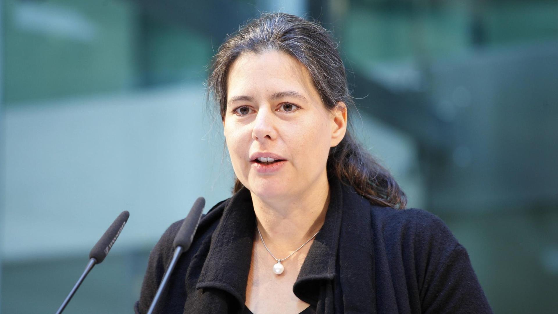 Nina Scheer bei einer Rede im Willy-Brandt-Haus in Berlin