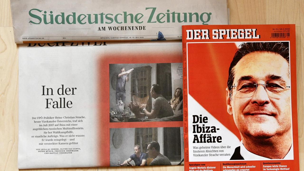 Die gedruckten Titel der "Süddeutschen Zeitung" und des "Spiegel" zur Strache-Affäre liegen nebeneinander auf dem Tisch Die gedruckten Titel der "Süddeutschen Zeitung" und des "Spiegel" zur Strache-Affäre liegen nebeneinander auf dem Tisch