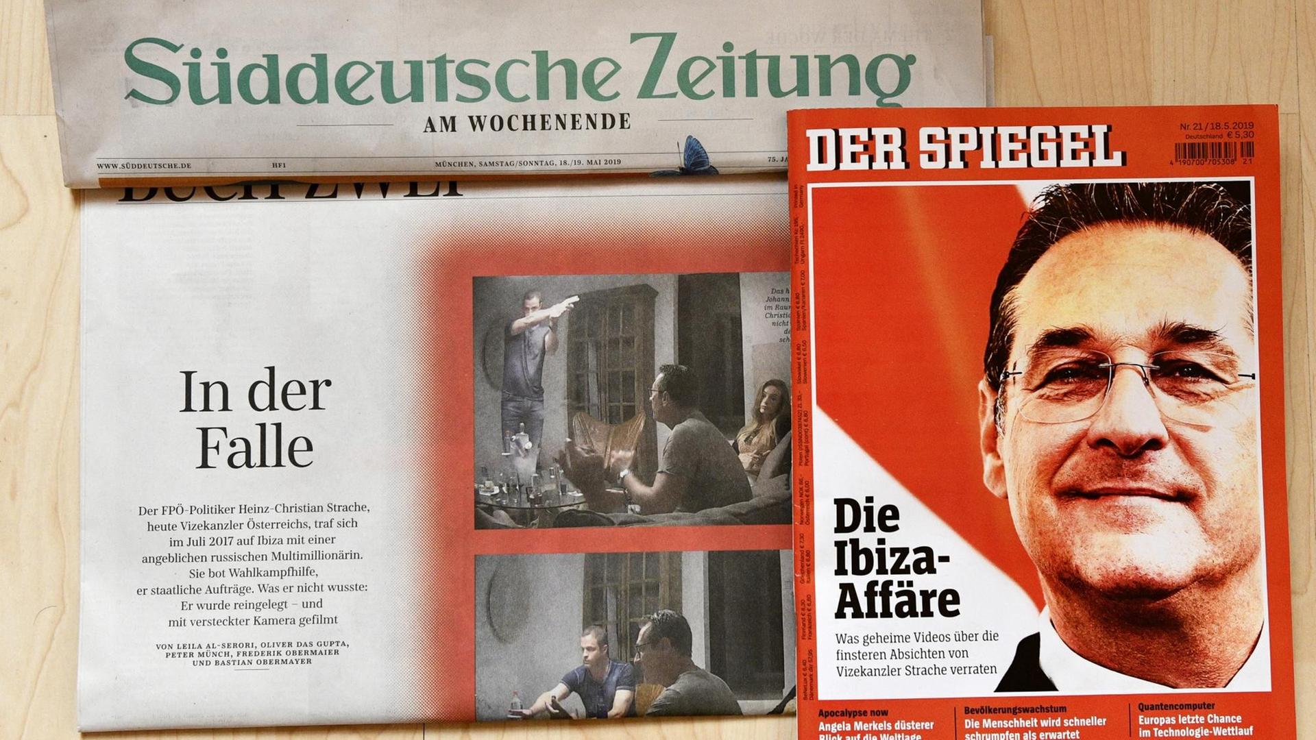 Die gedruckten Titel der "Süddeutschen Zeitung" und des "Spiegel" zur Strache-Affäre liegen nebeneinander auf dem Tisch Die gedruckten Titel der "Süddeutschen Zeitung" und des "Spiegel" zur Strache-Affäre liegen nebeneinander auf dem Tisch