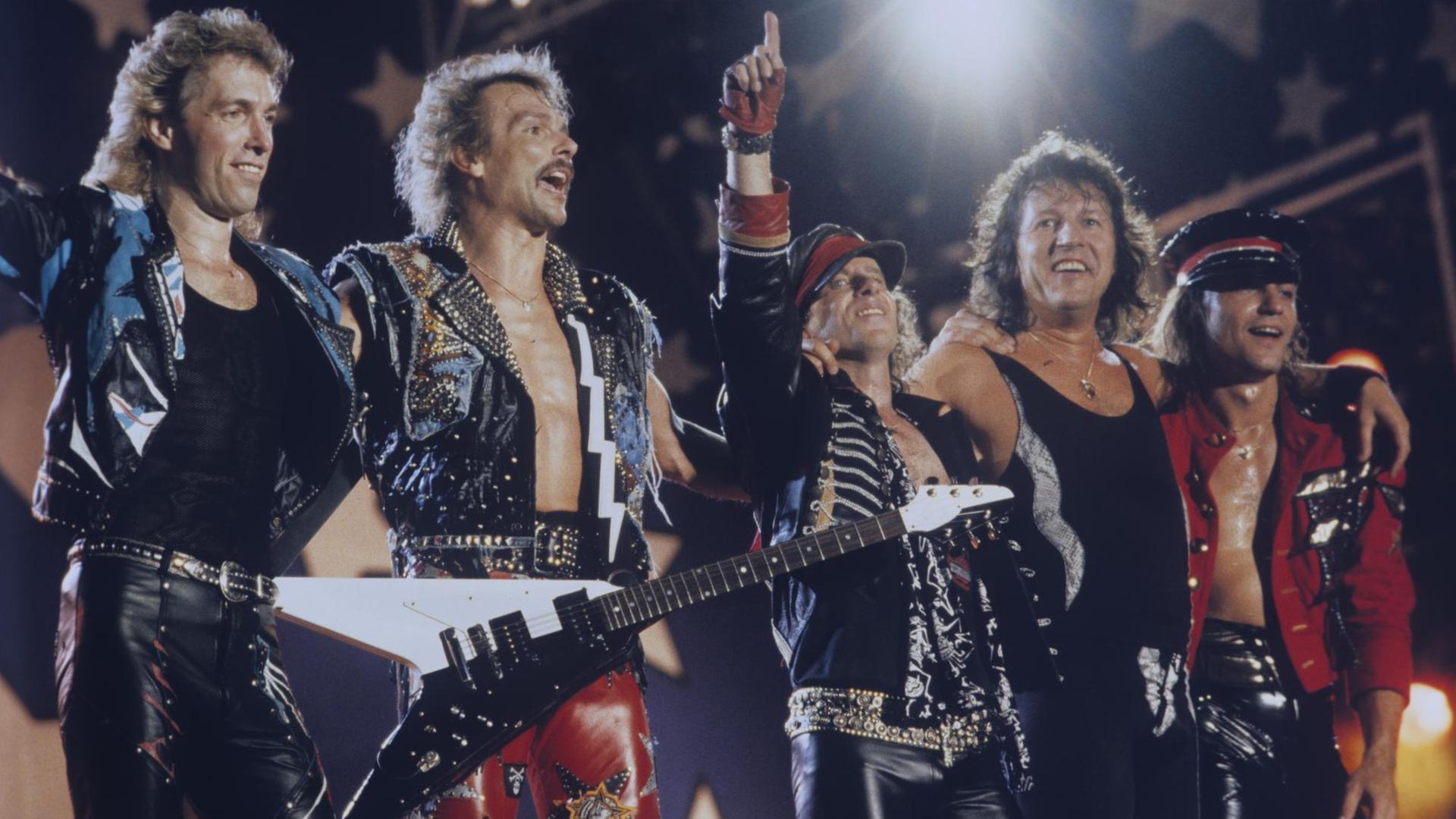 Die "Scorpions" stehen gemeinsam auf der Bühne und halten sich dabei teilweise in den Armen. Die "Scorpions" stehen gemeinsam auf der Bühne und halten sich dabei teilweise in den Armen.