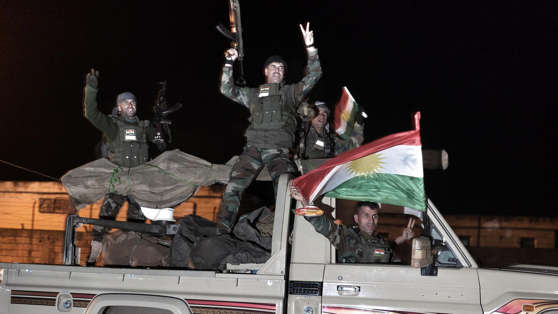 Neue Peschmerga-Kämpfer auf einem Pick-up auf dem Weg in die vom IS belagerte Stadt Kobane. Neue Peschmerga-Kämpfer auf einem Pick-up auf dem Weg in die vom IS belagerte Stadt Kobane.